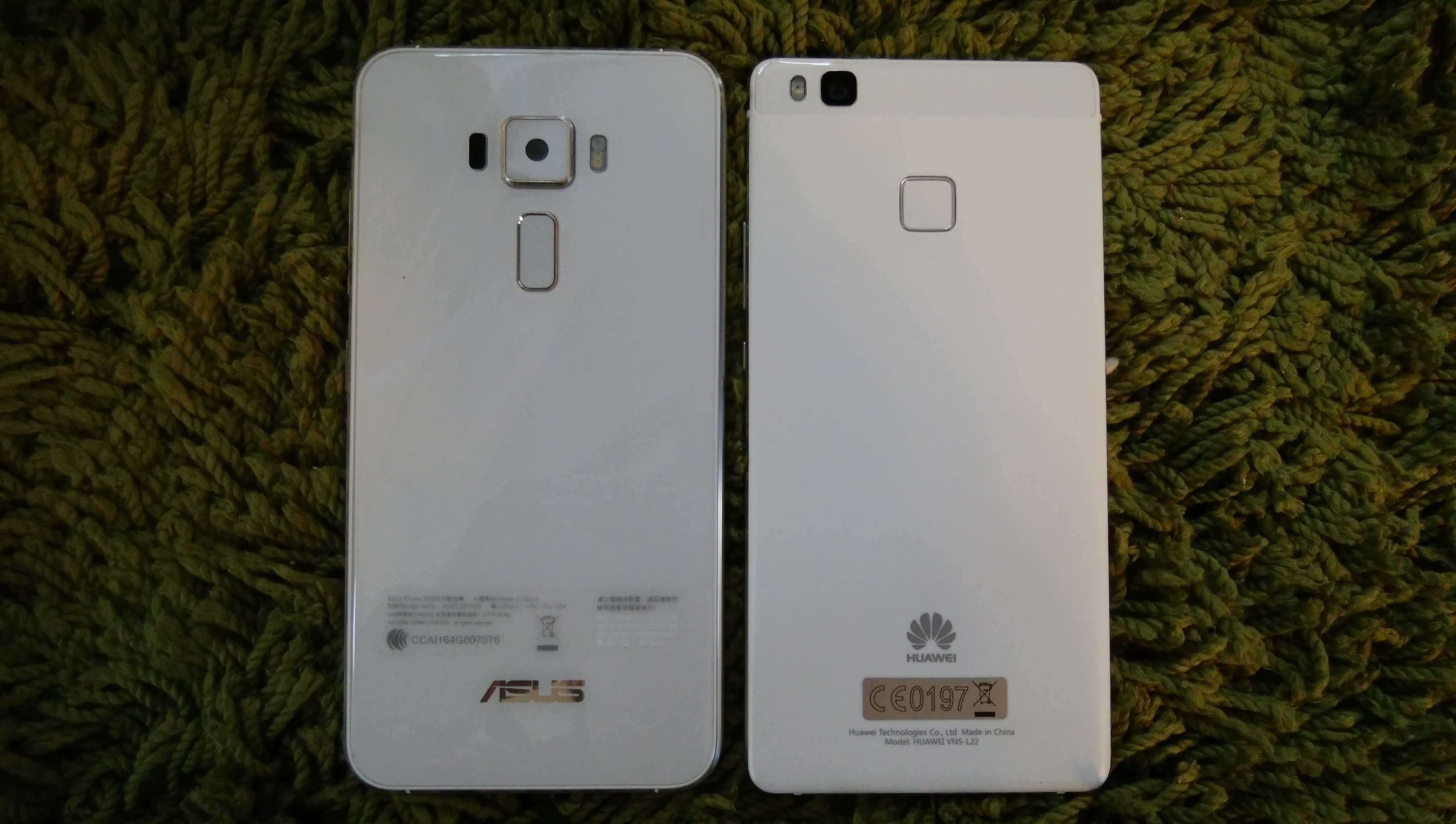 ZenFone3（左）とHUAWEI P9 lite（右）